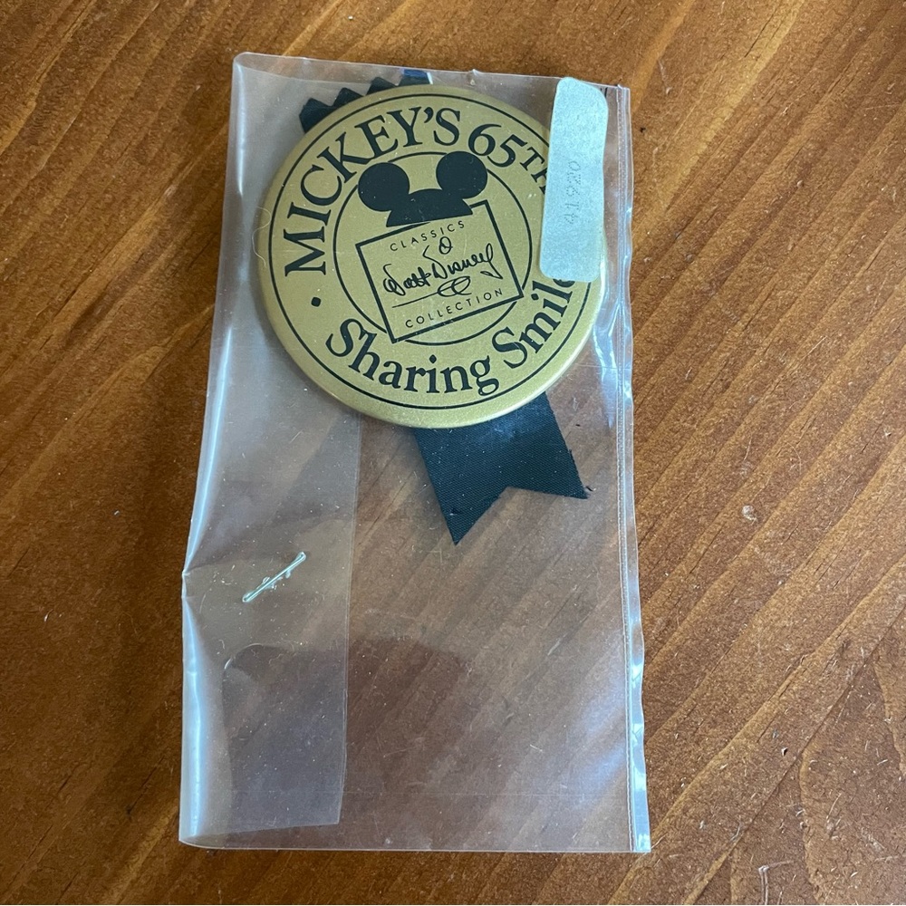 WDCC Walt Disney Classics Mickeys 65th Sharing Smiles Ask Me Button Pin